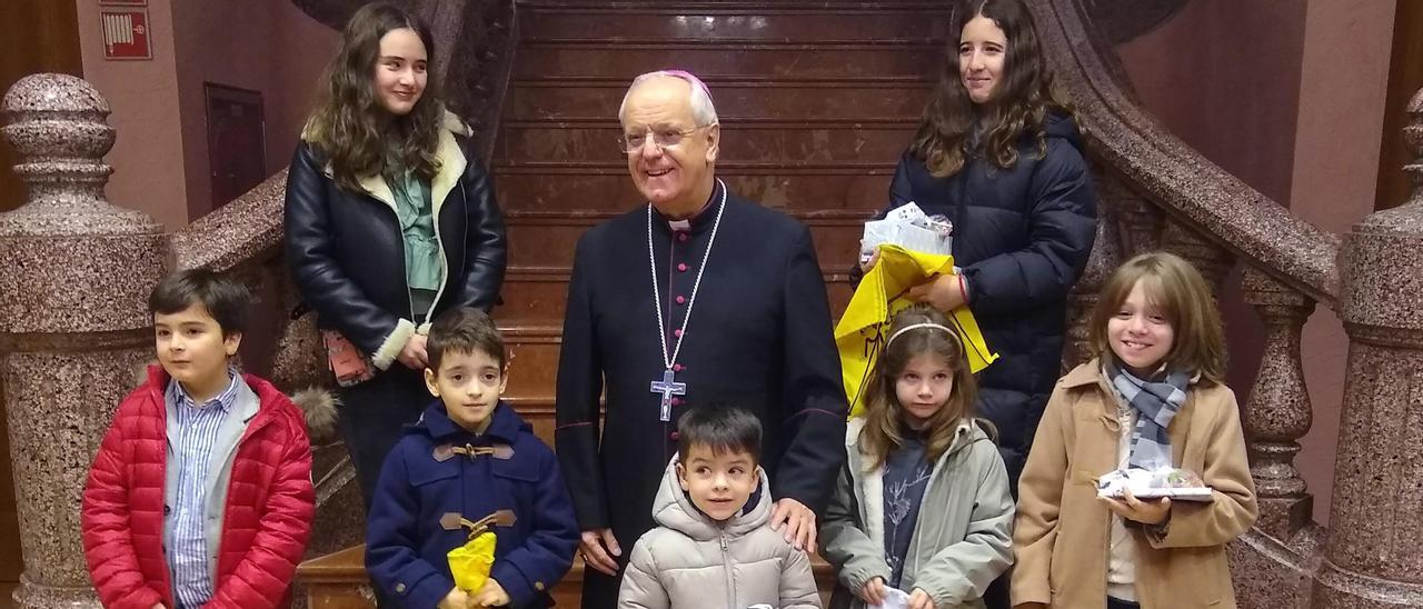 El obispo de Ourense, Leonardo Lemos, con los menores premiados en los concursos navideños de la Diócesis.