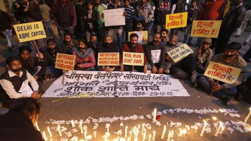 Una protesta silenciosa en India, tras la muerte de la joven estudiante violada.  // Harish Tyagi