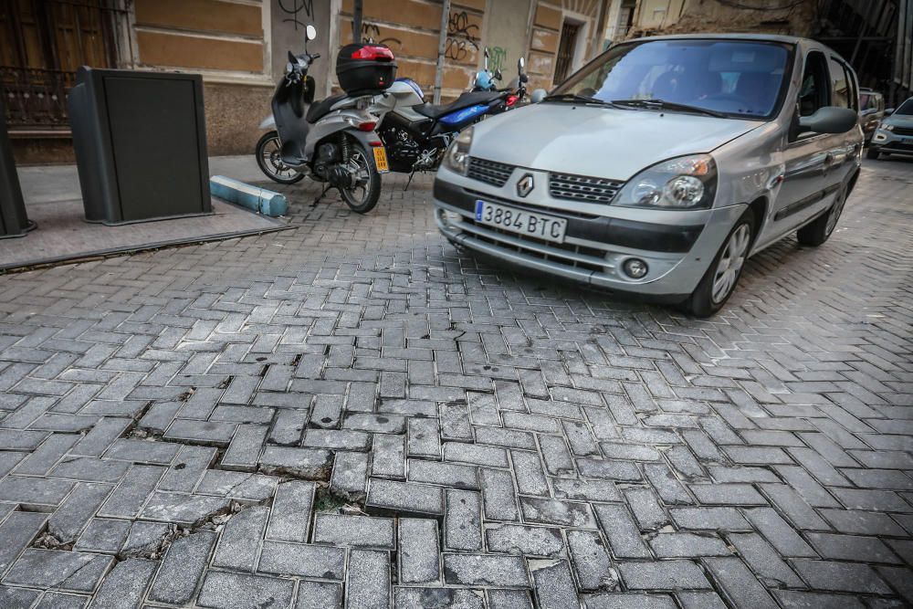 El Ayuntamiento de Torrevieja ha anunciado una inversión de más de 230.000 euros, con una subvención de la Diputación, para retirar el adoquinado -instalado hace solo 8 años- y asfaltar las calles