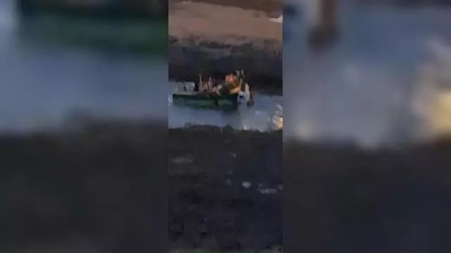Llegada de una patera con 21 migrantes magrebíes a una playa de Costa Teguise, en Lanzarote