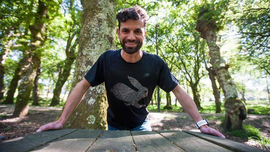 Toño Matalobos en la carballeira de A Estrada. // Bernabé/Cris M.V.