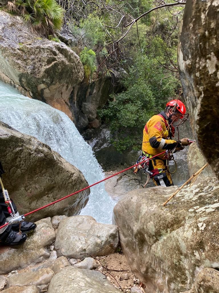 Los bomberos del GER del Consorcio de Alicante durante las prácticas de esta semana en el barranco de Bolulla.