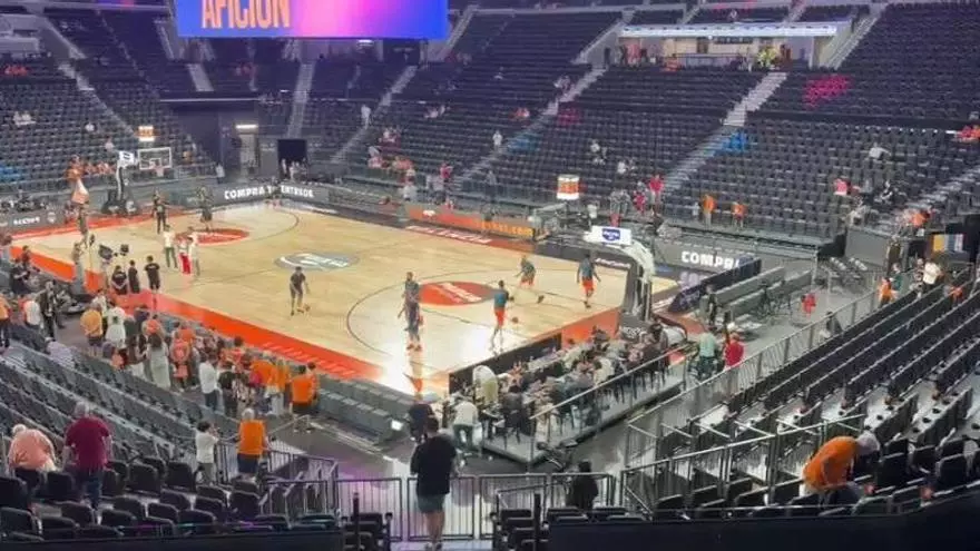 Calentamiento del Valencia Basket antes del segundo partido de la semifinal de Liga ante el Joventut