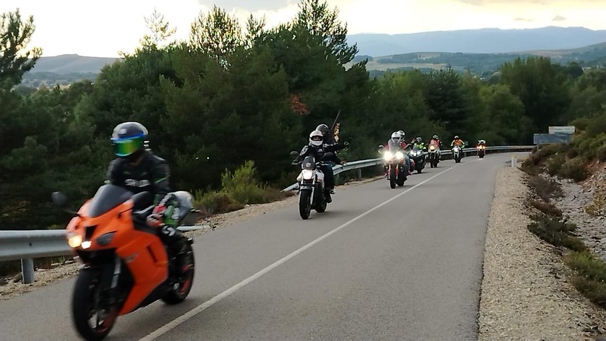 Entre lluvia y motos clásicas: así arranca la concentración internacional del Lago de Sanabria