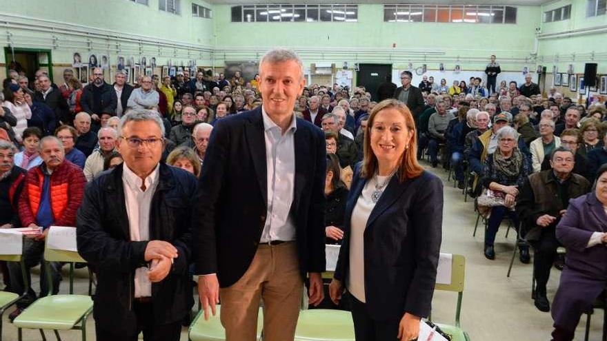 José Fervenza, Alfonso Rueda y Ana Pastor, ayer en el acto del PP en el colegio de Reibón. // Gonzalo N.