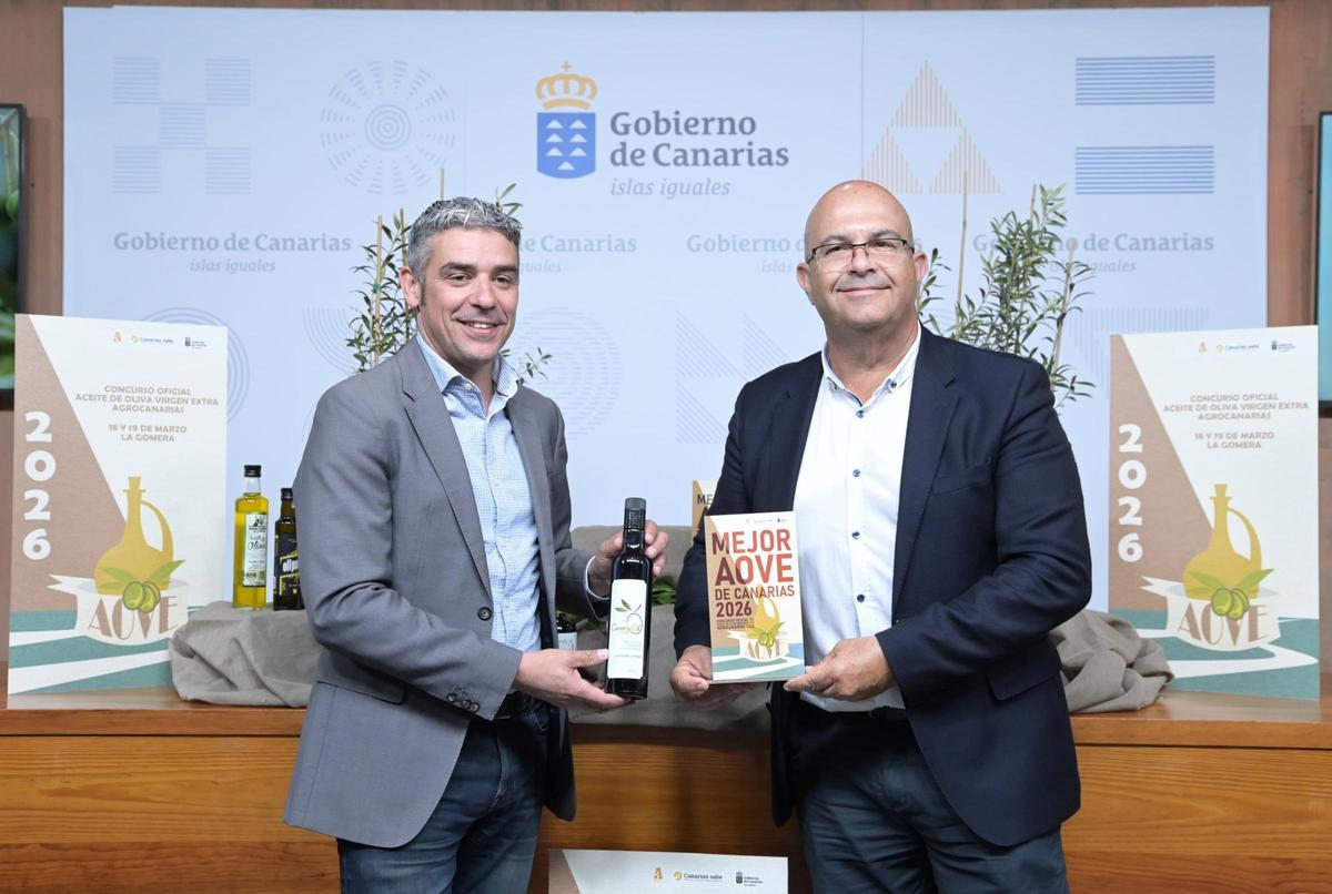 El consejero Narvay Quintero y el director general, Luis Arráez, dan a conocer al aceite ganador del concurso.