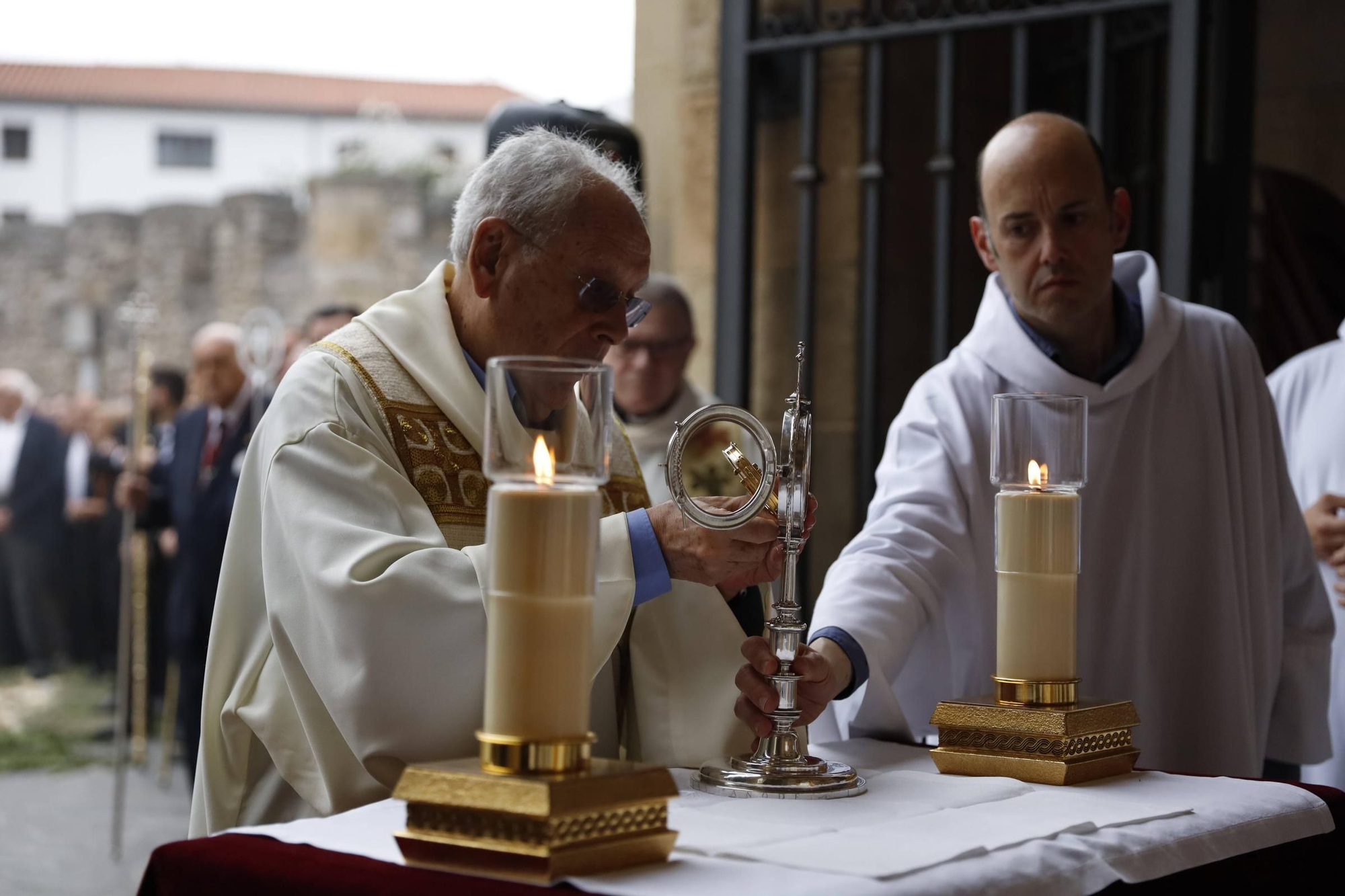 Pétalos, incienso, niños... así fue la procesión del Corpus Christi en Gijón (en imágenes)