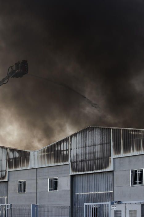 Incendio en el polígono de la Cova de Manises