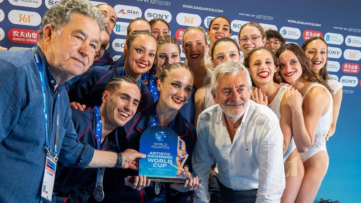 El alcalde con el persidente de la Federación Española de Natación y uno de los equipos españoles que compitió en la Copa del Mundo.