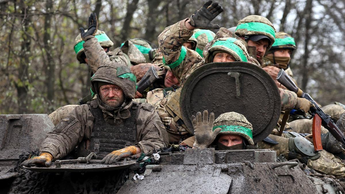 Soldados ucranianos recién llegados de una batalla en Bakhmut