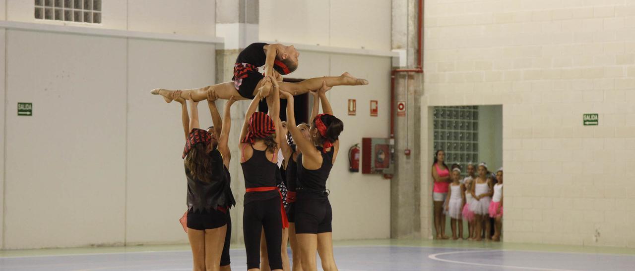 Unas niñas practicando Gimnasia Rítimica en un pabellón municipal