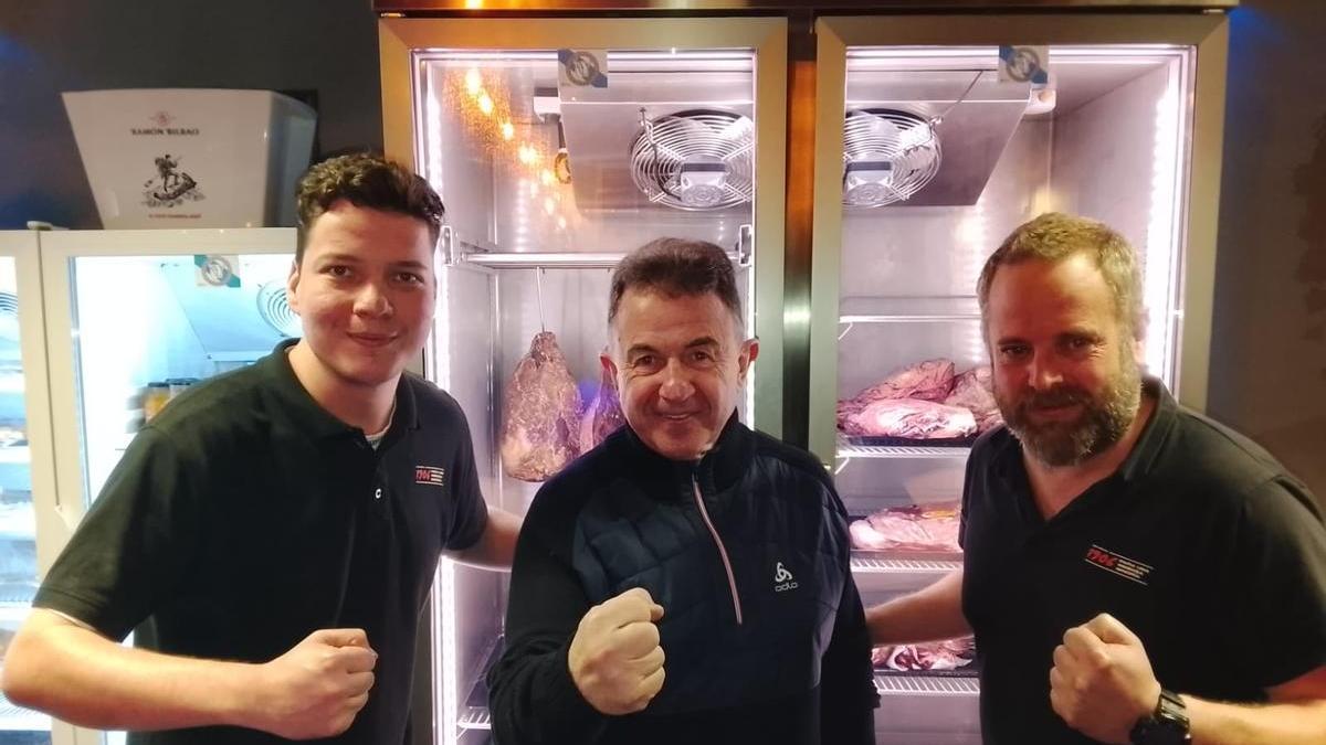 Martín Berasategui, en el centro, con los empleados del restaurante O Carrabouxo en Cambre