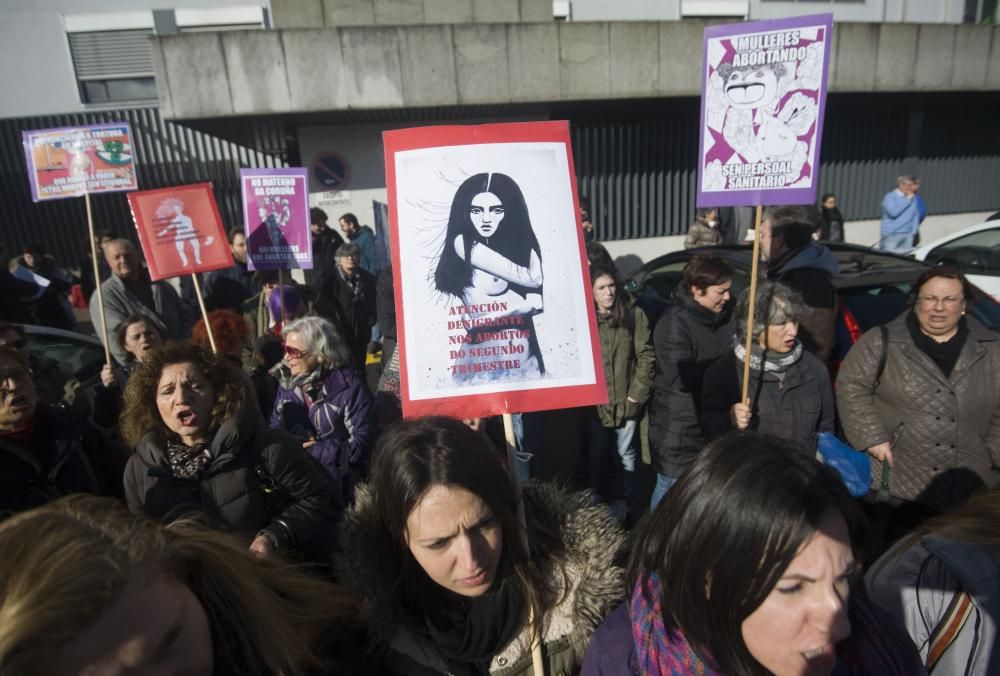 Concentración para reclamar un trato digno a mujeres sometidas a abortos