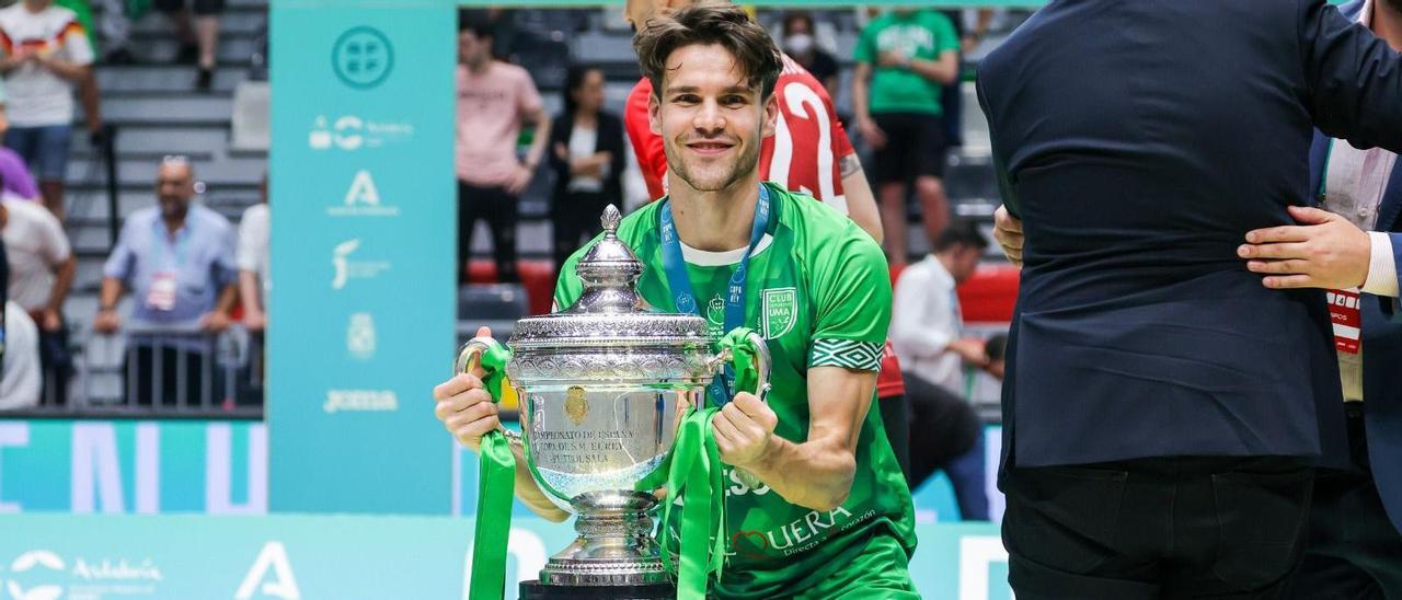 Álvaro Quevedo, ‘Alvarito’, con el trofeo de campeón de la Copa del Rey.