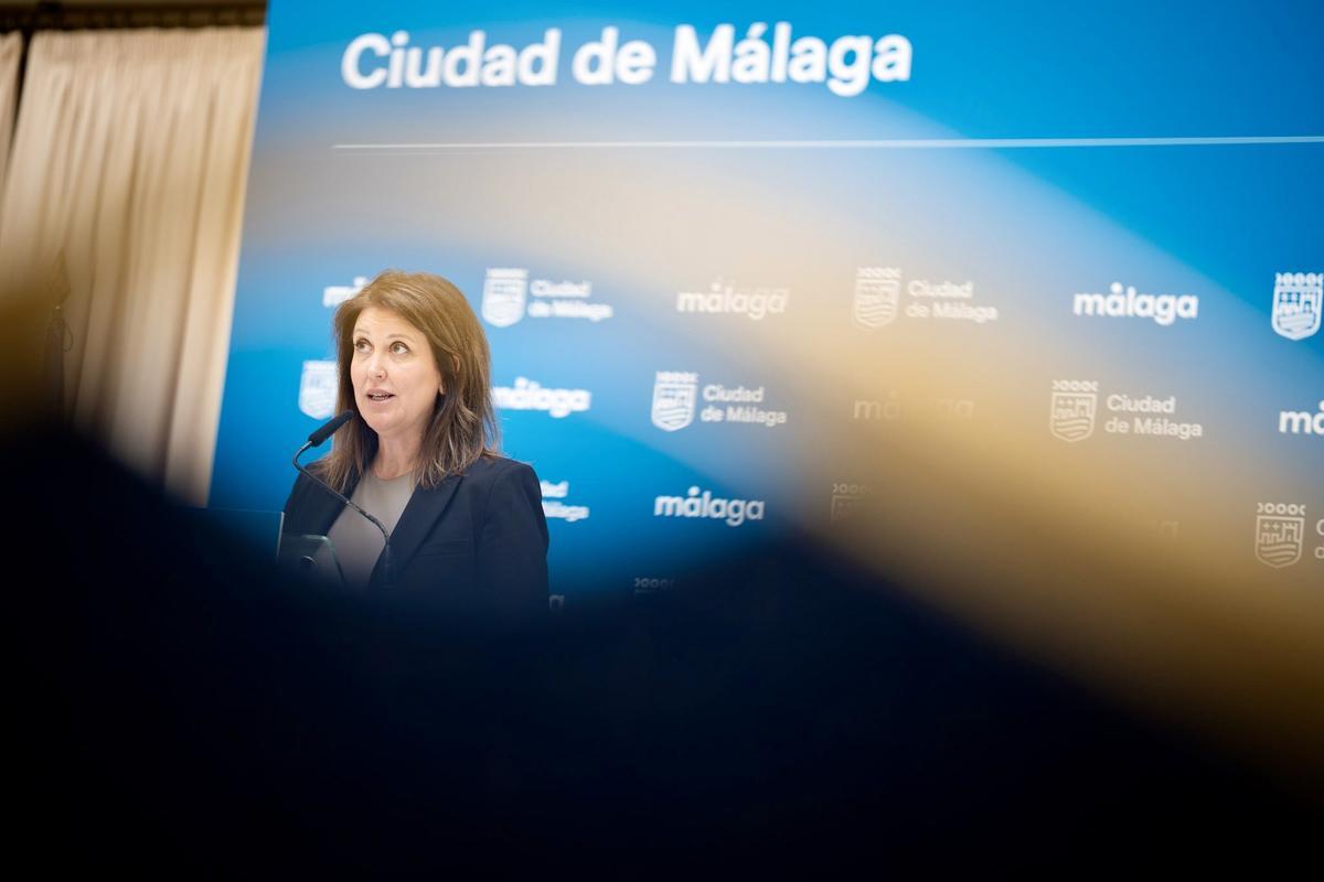 La edil de Urbanismo Carmen Casero informa de los acuerdos de la junta local en rueda de prensa