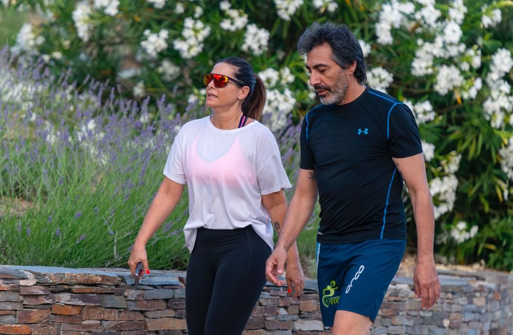 Nuria Roca y Juan del Val caminando