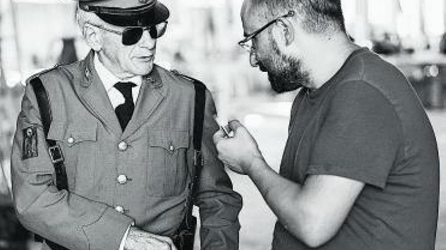 Roi Cagiao (derecha) habla con un actor durante el rodaje del filme.   | // MIGUEL LAMAS