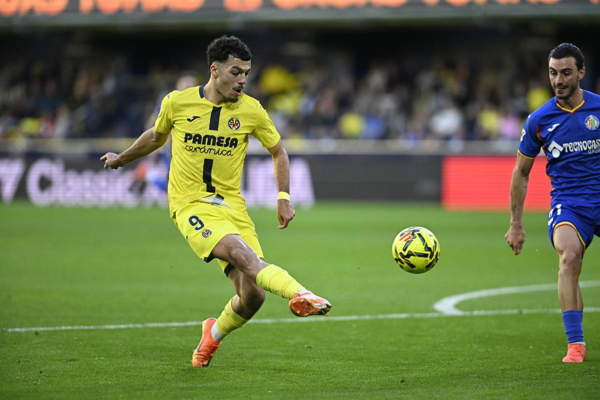 VILA-REAL (CASTELLÓN), 06/12/2025.- El delantero del Villarreal Georges Mikautadze, y el centrocampista del Getafe Juan Antonio Iglesias, durante el partido de la jornada 13 de LaLiga EA Sports entre el Villarreal y el Getafe, disputado este sábado en el Estadio de la Cerámica de Vila-Real (Castellón). EFE/ Andreu Esteban