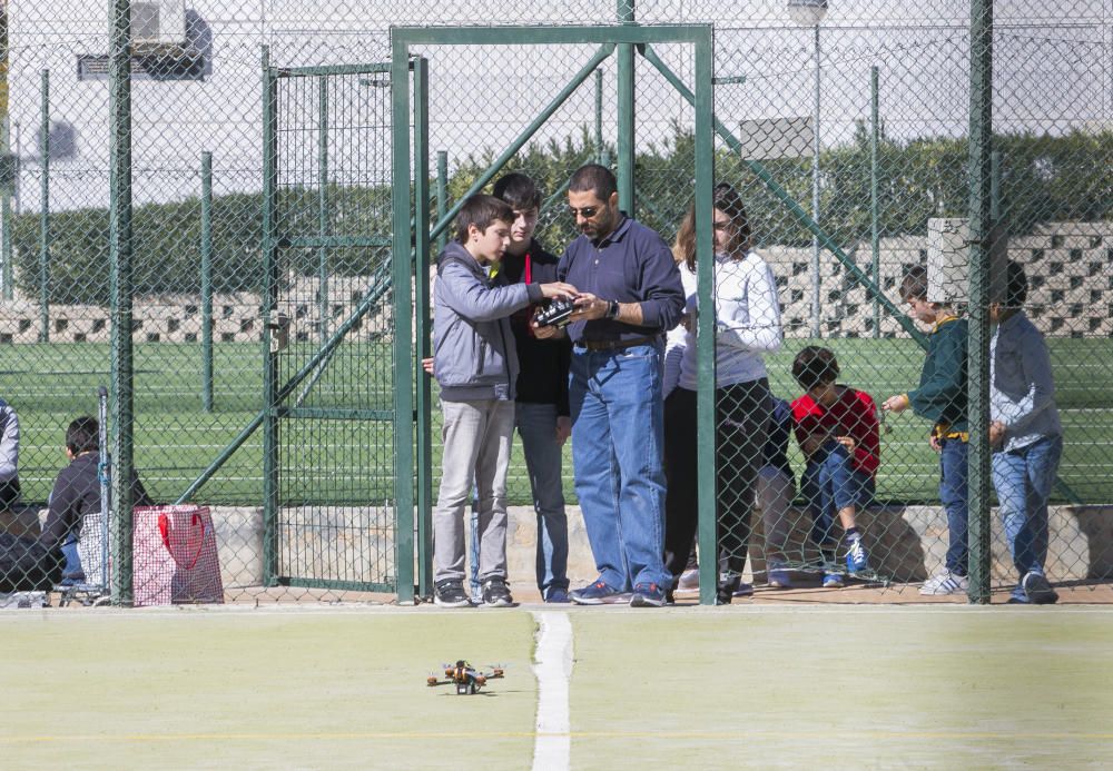 Alicante celebra el primer curso de construcción y pilotaje de drones de carreras para niños.