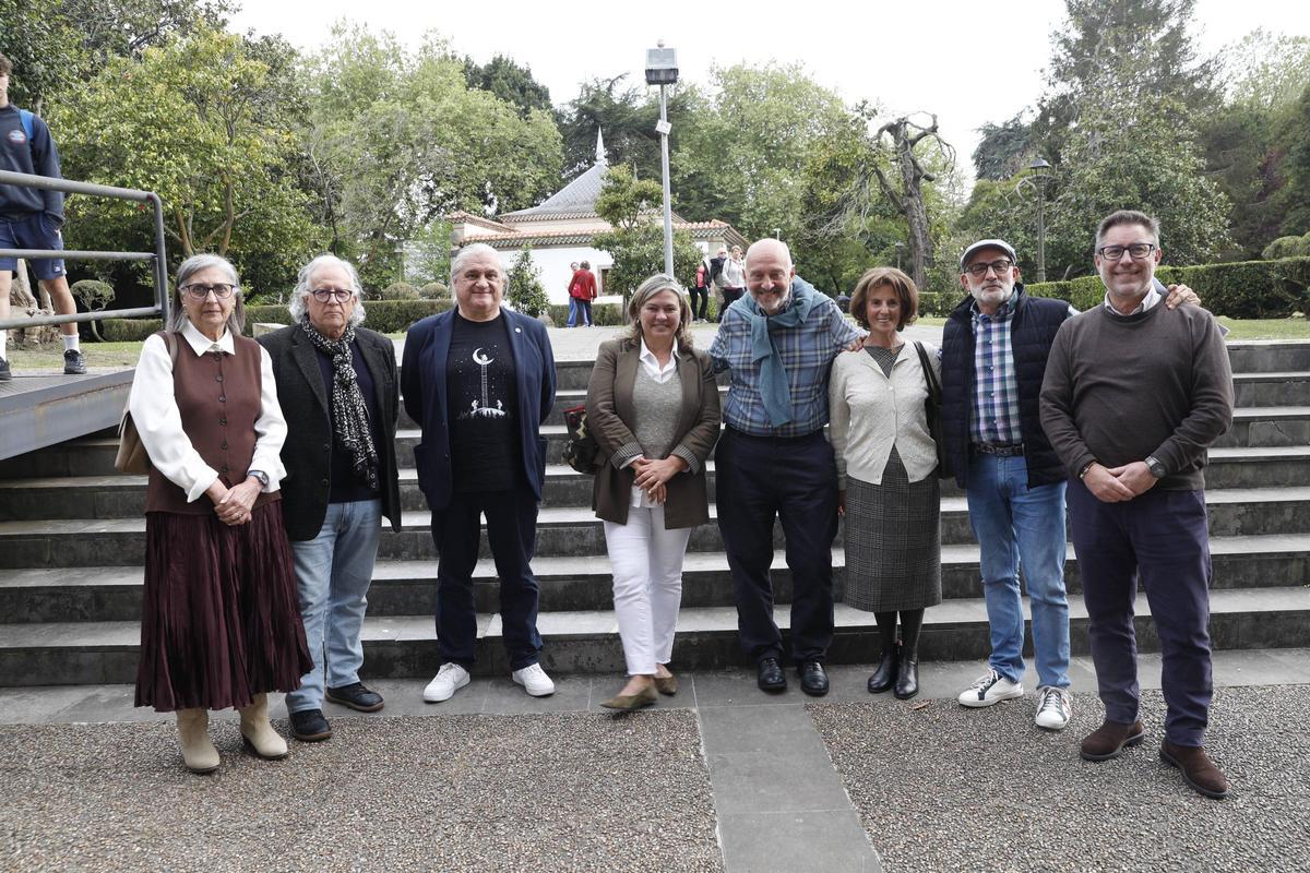 Por la izquierda, Montserrat Rossell, Enrique González, Ricardo de Dios, Asunción Artime, José Antonio Landaluce, María Teresa Iglesias, Miguel Javier Rodríguez e Íñigo de Diego, ayer, en la salida de la Casa de Cultura hacia el parque Ferrera.