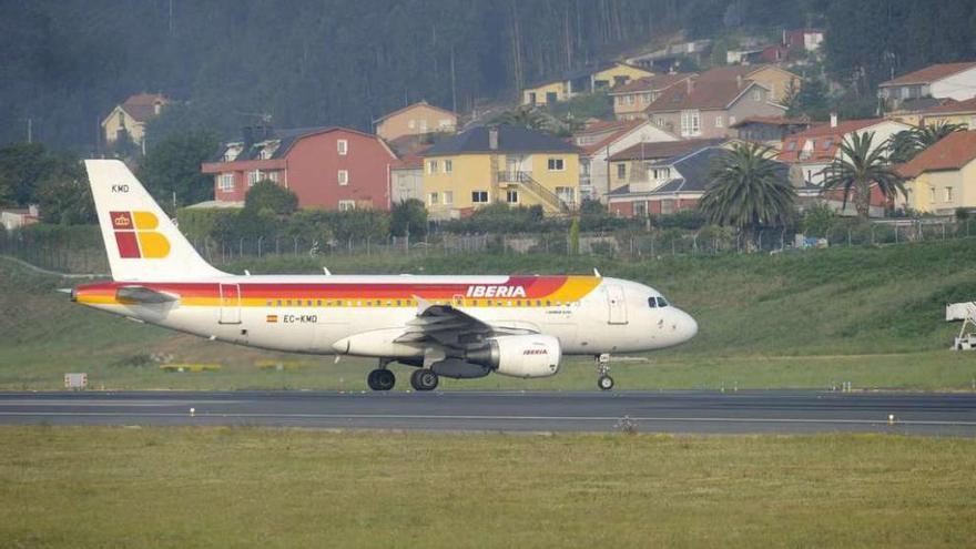 Imagen de un avión en la pista del aeropuerto de Alvedro tras su ampliación, en 2015.