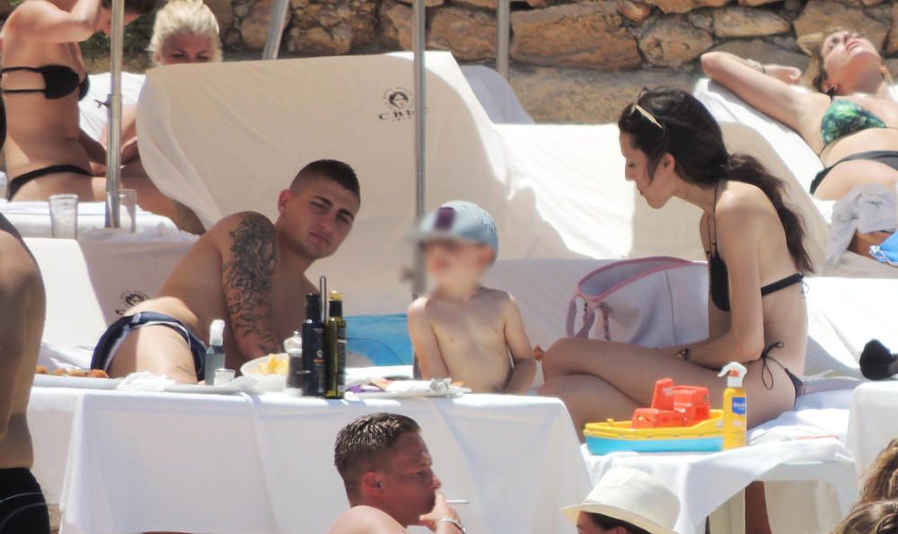El jugador del PSG Marco Verratti, con su familia en la playa.