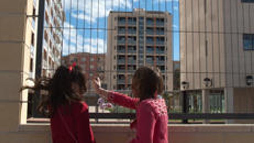 Dos niñas observan el interior de la última urbanización de viviendas de protección oficial construida en la ciudad de Alicante.