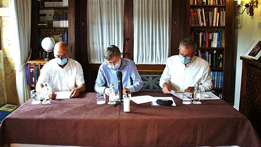 Jaime García (ARCA), Ramón Álvarez (Campings de Asturias), en representación de OTEA, e Íñigo Fernández (OTAVA) firman el acuerdo.