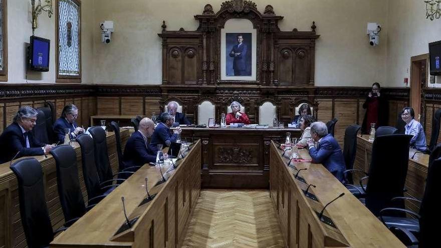 El último Pleno municipal, con la presencia solo de la alcaldesa, Ana González, y los portavoces municipales por la crisis del coronavirus.