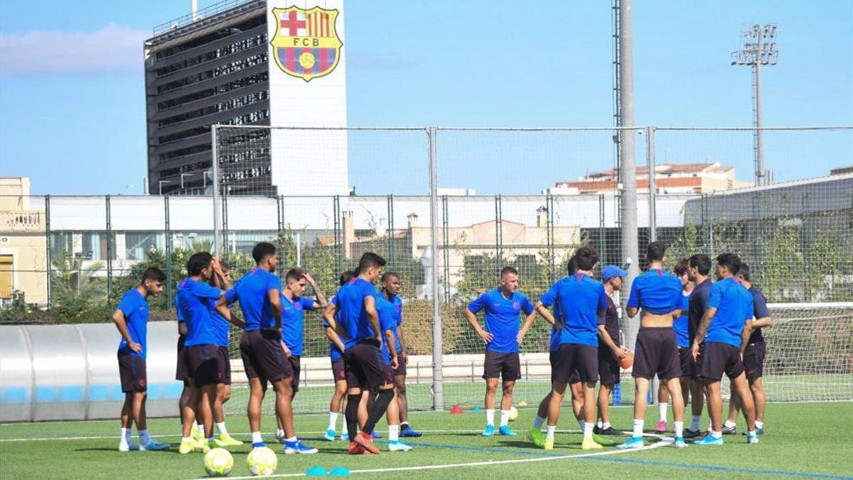El filial azulgrana se entrenó ayer viernes en la Ciutat Esportiva antes de viajar a Ejea de los Caballeros