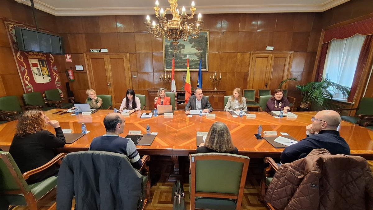 Miembros de la Comisión de Asistencia del Subdelegado del Gobierno, en la reunión