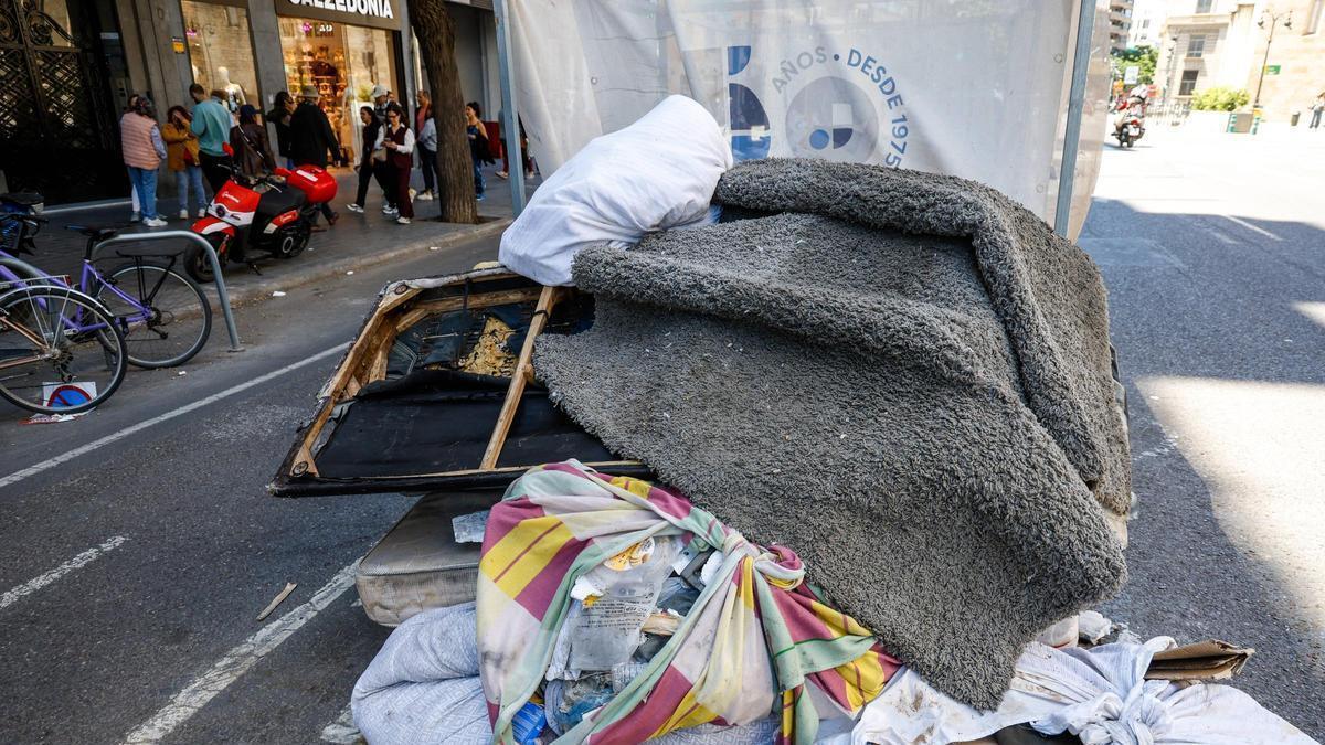 Enseres sacados a la calle del campamento improvisado de la "banda" la Roqueta.