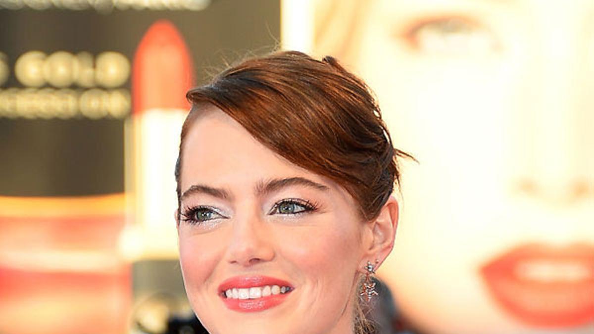 Emma Stone con recogido y maquillaje sencillo