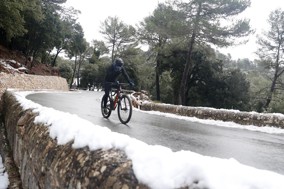 La nieve llega a la sierra de Tramuntana en Mallorca