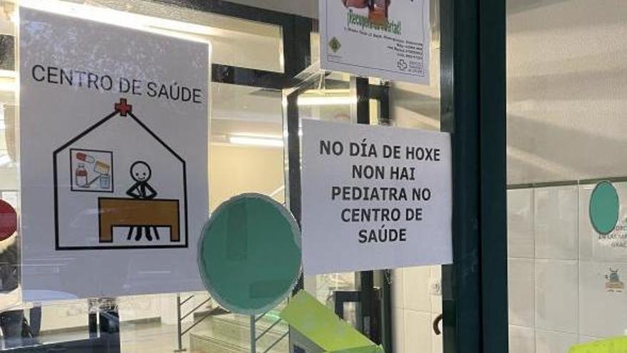 Cartel indicando la falta de pediatra en el centro de salud de Bueu.   | // FARO