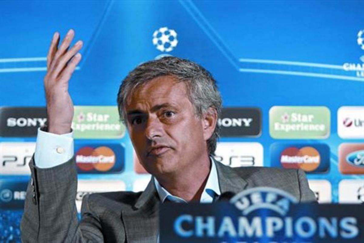 Mourinho, amb gest irat, durant la crispada roda de premsa d’ahir a Auxerre. Mourinho, amb gest irat, durant la crispada roda de premsa d’ahir a Auxerre.