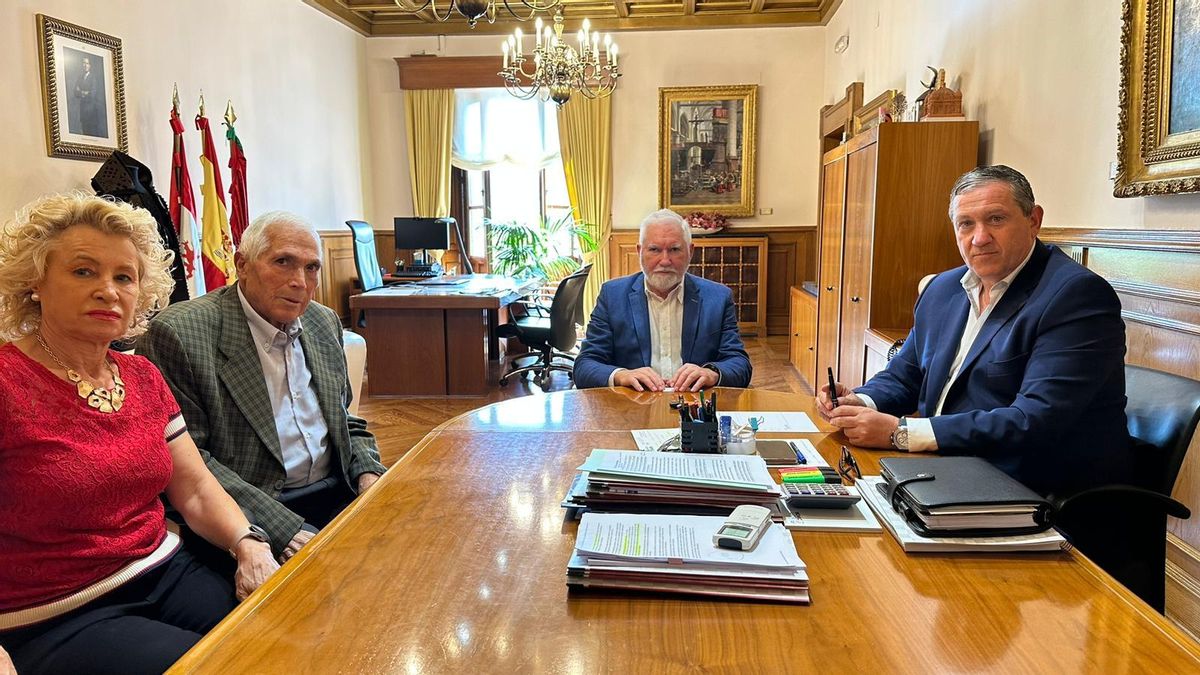 Macario Fernández (en el centro) en el encuentro con Javier Faúndez, Dorsey García y Atilana Martínez