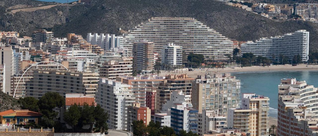 Los hoteles de Cullera frente a la playa de la bahía de Sant Antoni