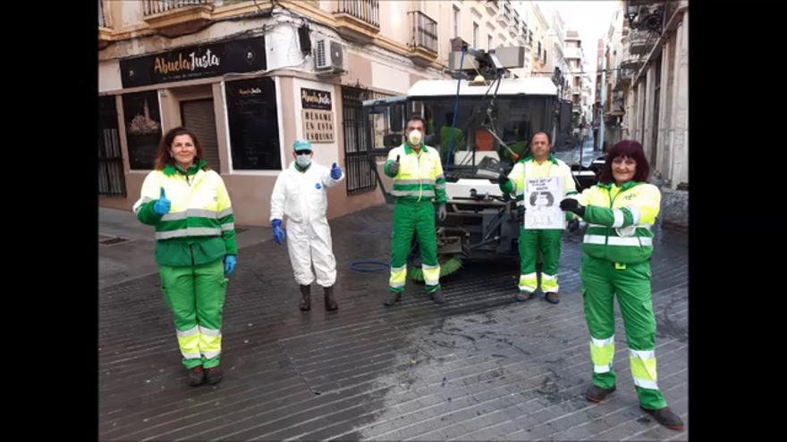 Los trabajadores de FCC Badajoz animan a los ciudadanos a quedarse en casa.