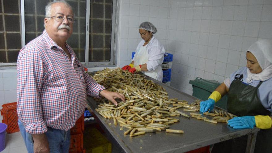 El empresario grancanario Manolo García con su fábrica de navajas.