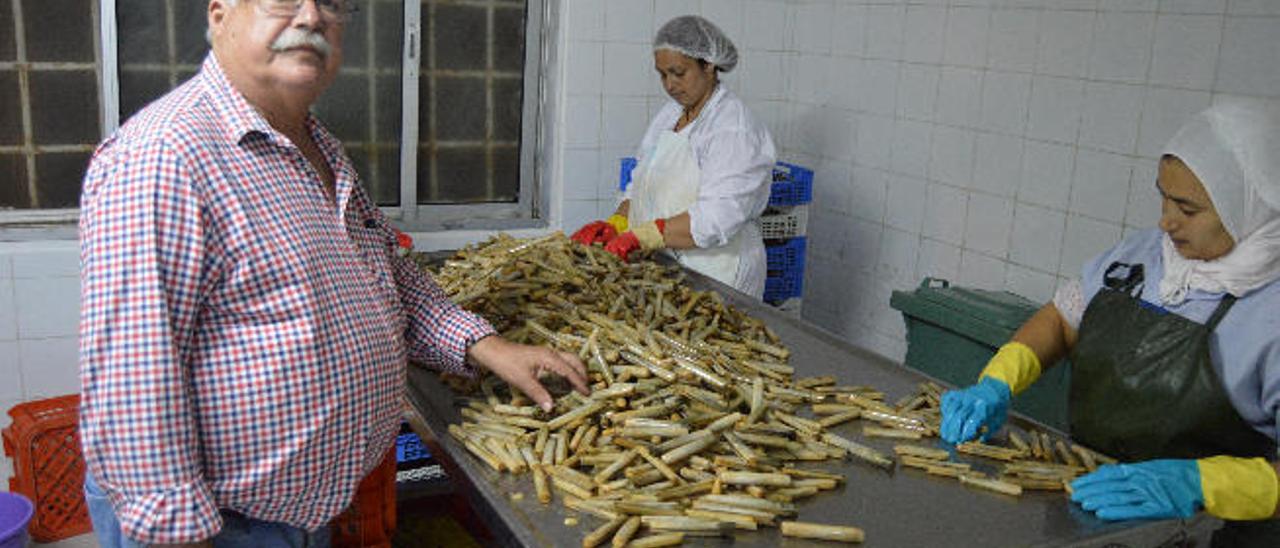 El empresario grancanario Manolo García con su fábrica de navajas.