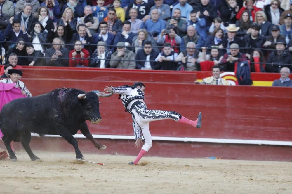 Enrique Ponce, corneado en la Feria de Fallas