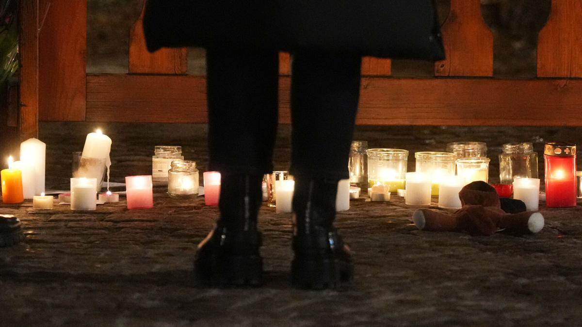 Flores y velas frente al bar Le Constellation, donde ocurrió el incendio, este viernes en Crans-Montana.