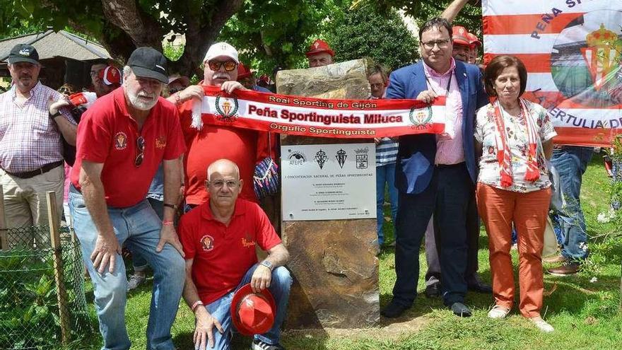 Javier Fernández, segundo por la derecha, con miembros de la peña Miluca, junto al monolito que conmemora la primera concentración nacional de peñas del Sporting.