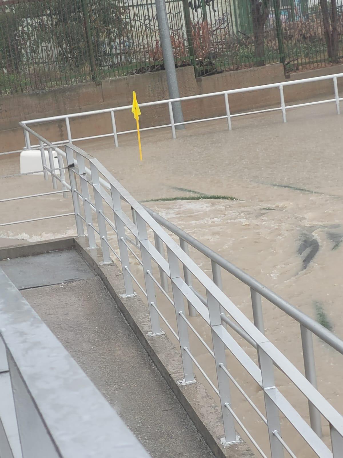 El antes y el después del campo de fútbol de San José tras la gran tormenta del sábado El antes y el después del campo de fútbol de San José tras la gran tormenta del sábado