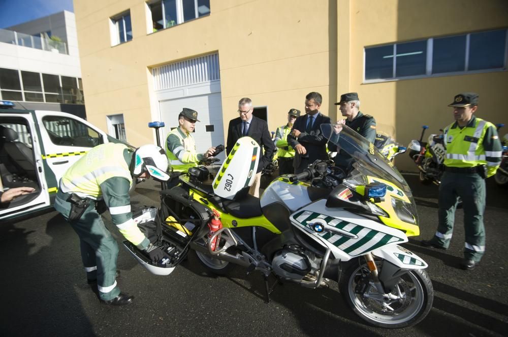 El delegado del Gobierno, Santiago Villanueva, ha asistido al acto de presentación celebrado en el sector de Tráfico de la Guardia Civil, en Oleiros.