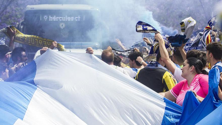 Recibimiento al autobús del Hércules antes del duelo ante el Logroñés