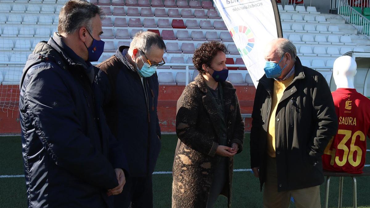 La alcaldesa de Onda, Carmina Ballester (c), junto con el mítico Enrique Saura (d).