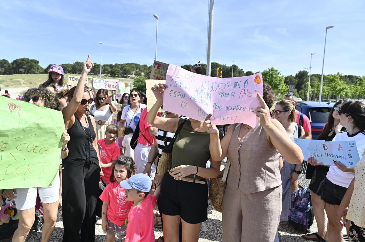 Familias del CPI Parque Venecia de Zaragoza protestan contra el calor en las aulas: "Los niños están en peligro"