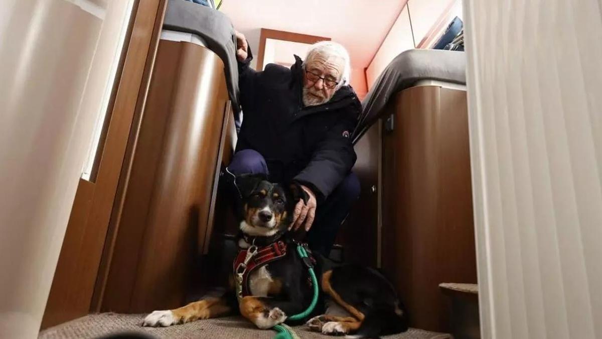 Un reencuentro de película: un turista alemán recupera a su perrita tras una semana desaparecida